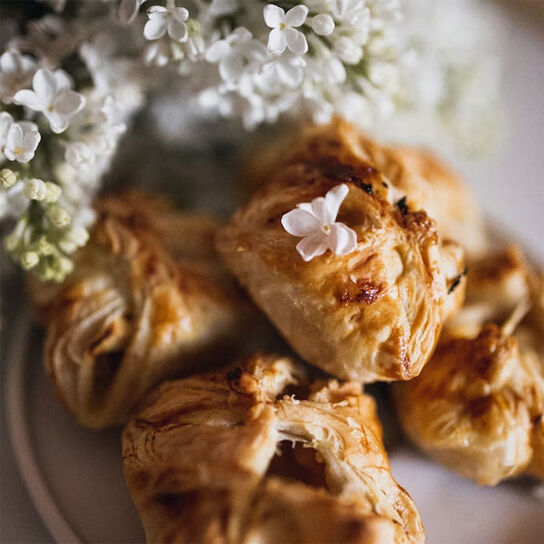 Фото как приготовить и испечь Быстрое Слоеное Печенье с начинкой из Варенья: Сладкая Выпечка из Слоеного Дрожжевого Теста в Духовке