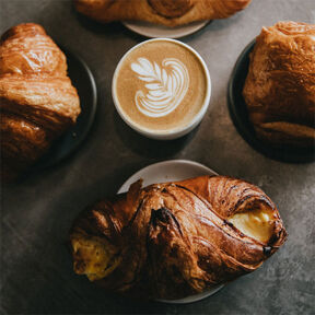 Фото Слойки из Слоеного Бездрожжевого Теста с Творогом: рецепт в духовке