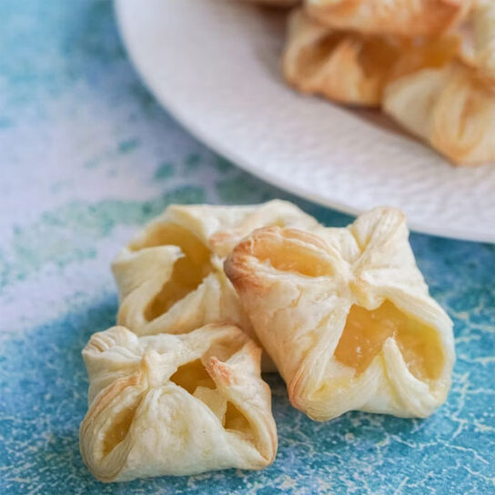 Фото Слоеные Слойки с Яблоками - сладкая выпечка в духовке: Самый Вкусный Рецепт из Готового Слоеного Дрожжевого Теста