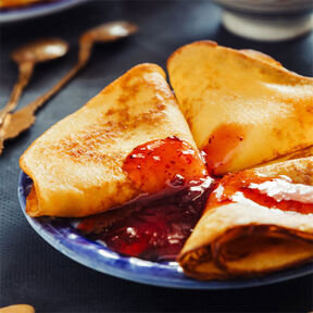 Фото Тонкие блины на молоке с яйцами на сковороде: пошаговый рецепт