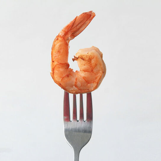 Фото как правильно чистить креветки в домашних условиях перед тем как варить или жарить? Лучшие советы и рекомендации