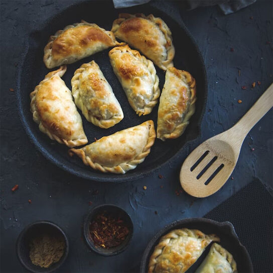 Фото Сколько по времени и Как пожарить замороженные вареники с картошкой и грибами на сковороде для сытной и быстрой закуски с хрустящей корочкой