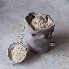 Фото Сколько грамм муки в столовой и чайной ложке: как отмерять муку ложкой?