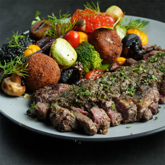 Фото Сколько минут по времени и как правильно тушить говядину кусочками на сковороде, чтоб она стала мягкой