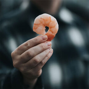 Фото Сколько варить по времени замороженные неочищенные королевские креветки