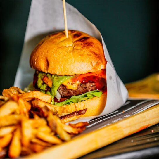 Фото Питательный бургер с авокадо и сладкой картошкой в домашних условиях