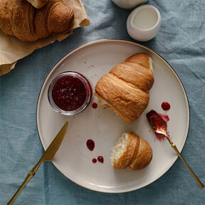 Фото Домашние Круассаны из Дрожжевого Теста с Начинкой из Малинового Варенья 