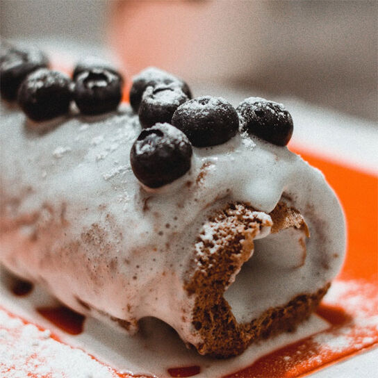 Фото Шоколадный Бисквитный Рулет с Белковым Кремом и Черникой: Классический Рецепт