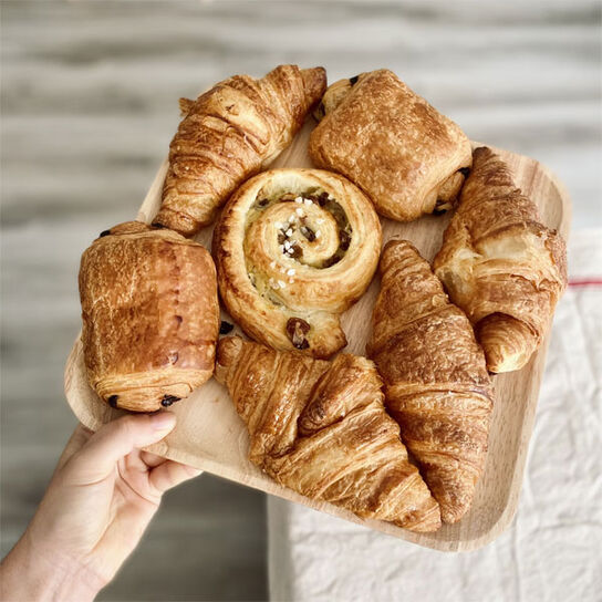 Фото как приготовить Быстрое слоеное дрожжевое тесто для вкусной выпечки в духовке: рецепт в домашних условиях