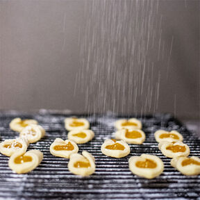 Фото рассыпчатого вкусного домашнего песочного печенья на маргарине с вареньем в духовке