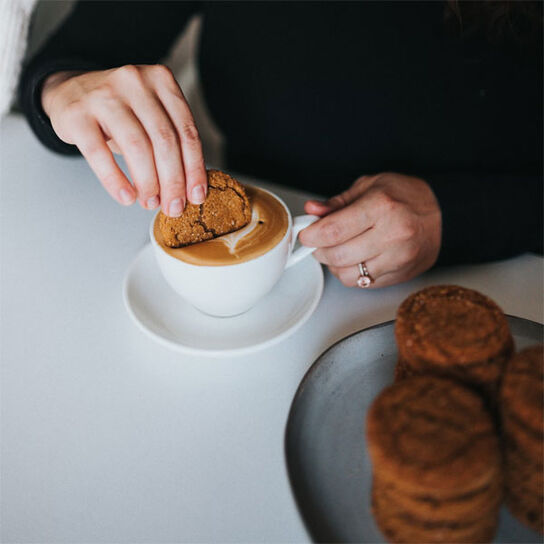 Фото Вкусное Овсяное печенье из овсяных хлопьев: простой рецепт без масла