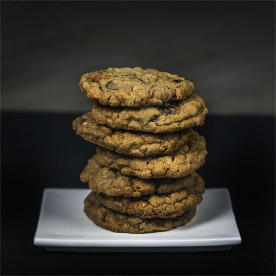 Фото Вкусное Домашнее Овсяное печенье с изюмом: классический рецепт с маслом и яйцами, как в детстве