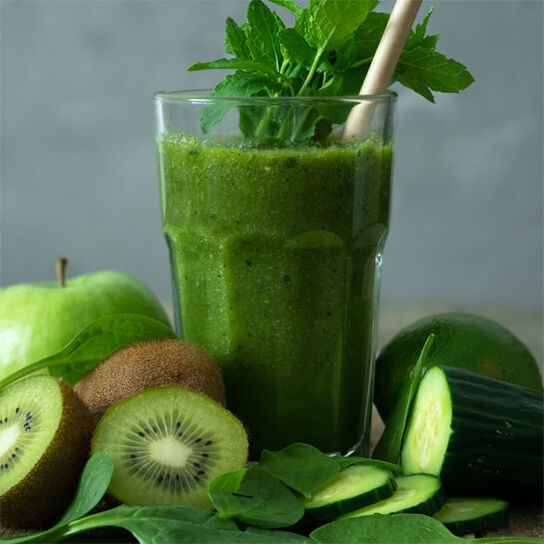 Фото Детокс-смузи сельдерей + шпинат + киви + яблоко + огурец + мята в домашних условиях