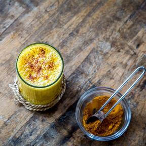 Фото приготовления детокс-напитка с имбирем, куркумой, лимоном и медом