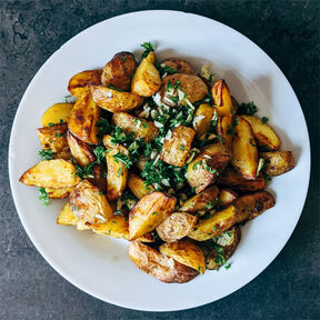 Фото Как запечь картошку на противне в духовке до золотистой корочки? Делимся секретом