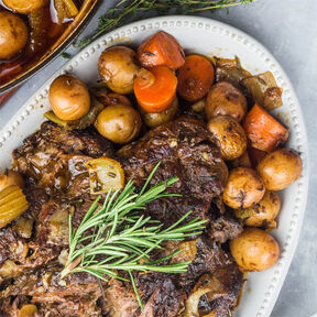 Фото Молодая Картошка с Мясом и Чесноком Запеченная в Духовке целиком с кожурой: рецепт