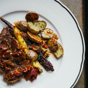 Фото Как вкусно приготовить молодую картошку в мундирах с чесноком на сковороде?