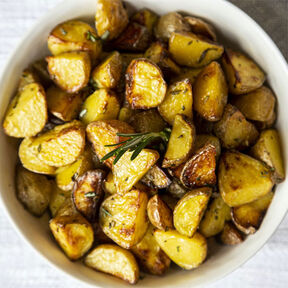 Фото Хрустящая Жареная Картошка Дольками По-Селянски с Чесноком и Зеленью на Сковороде