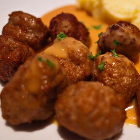 Фото Гречаники - мясные котлеты с гречкой в сметанно-томатном соусе на сковороде: вкусный рецепт