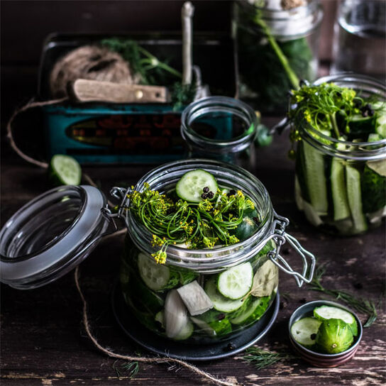 Фото Хрустящие Малосольные огурцы в пакете за 3 часа с чесноком и укропом: быстрый рецепт хрустящих огурчиков