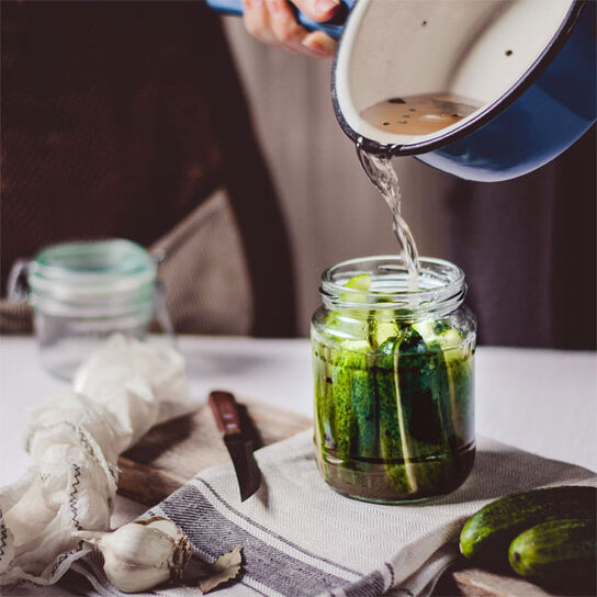 Фото Соленые огурцы: классический рецепт засолки хрустящих огурчиков в банке