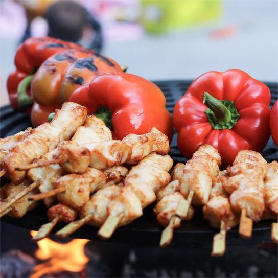 Фото классический маринад из лука и уксуса для сочного шашлыка из курицы