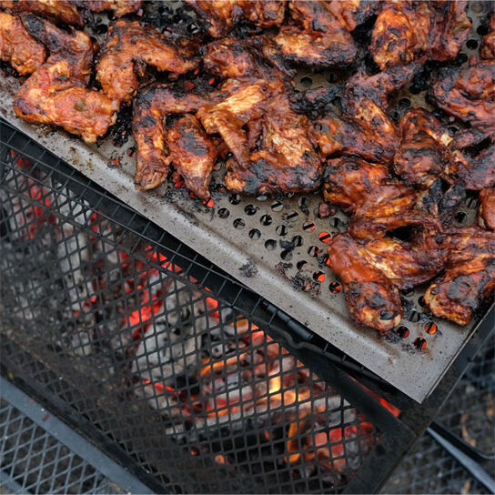 Фото гриля для пикника: вкусные и сочные куриные крылья BBQ с соусом из меда и горчицы