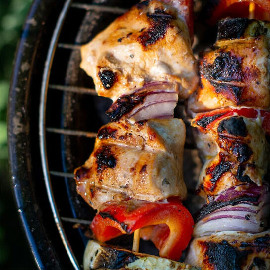 Фото вкусный и сочный шашлык из свинины на гриле