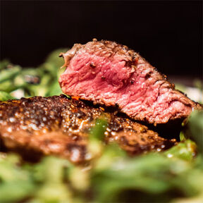 Фото сочного шашлыка из говядины с соевым соусом и чесноком на гриле