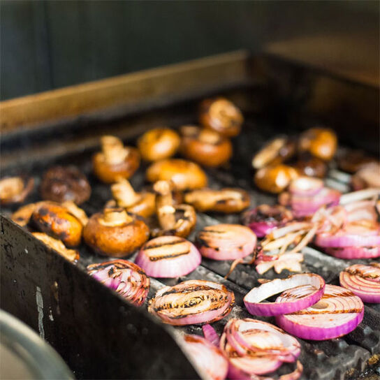 Фото шашлык из шампиньонов в соевом соусе с чесноком, запечённые на мангале