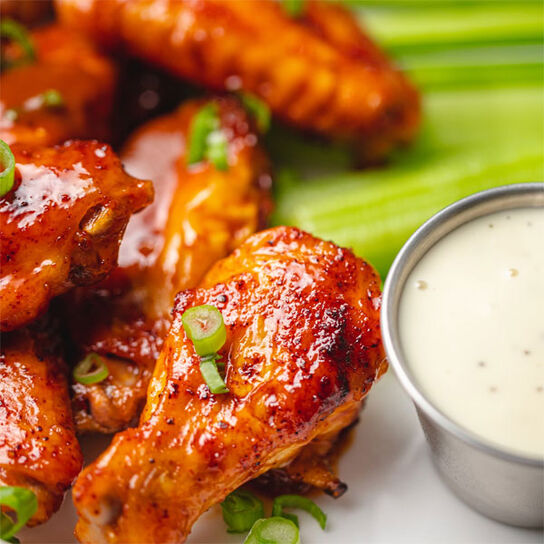 Фото сочный и мягкий шашлык из курицы в томатном соке с базиликом