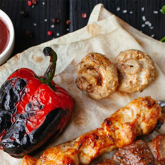 Фото вкусный вегетарианский шашлык из грибов шампиньонов в майонезе с чесноком на мангале