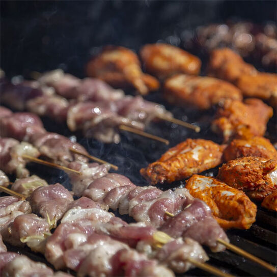 Фото сочный и мягкий шашлык из свинины в гранатовом соусе для пикника на природе