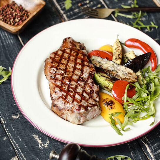 Фото Сколько по времени и как жарить вкусный и сочный стейк из говядины на сковороде в домашних условиях простой и быстрый рецепт приготовления для обеда или ужина