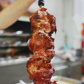 Фото сочного шашлыка из свинины в луковом маринаде для пикника и отдыха на природе