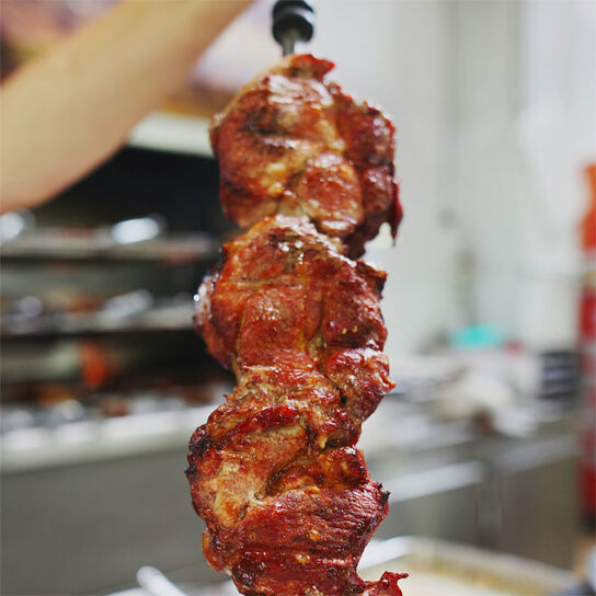 Фото вкусного сочного шашлыка из свинины в луковом маринаде для пикника и отдыха на природе