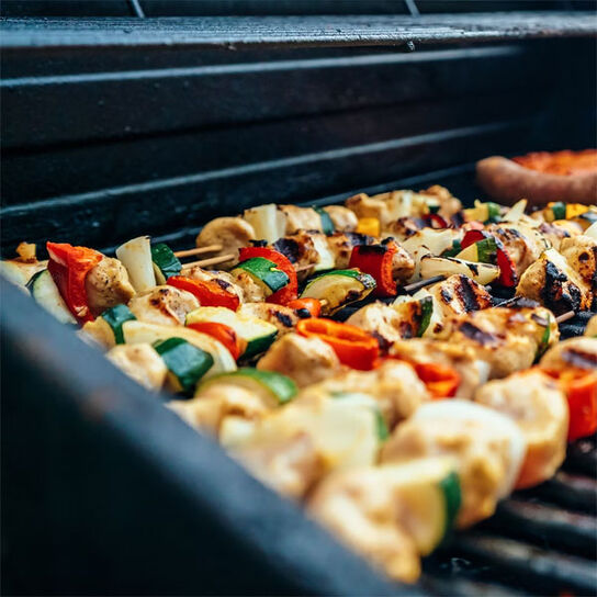 Фото сочный, мягкий и нежный свиной шашлык в медово-горчичном маринаде