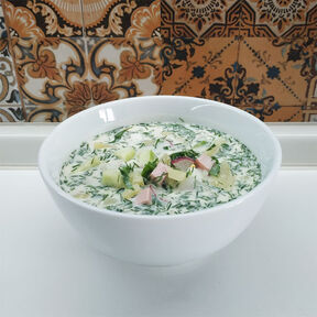 Фото как приготовить Классическую Окрошку на Кефире с Колбасой и Минералкой: пошаговый рецепт