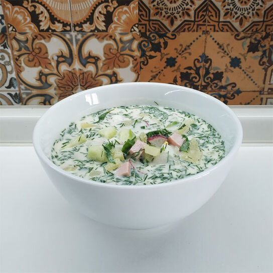 Фото как приготовить вкусную Классическую Окрошку на Кефире с Колбасой и Минералкой: пошаговый рецепт