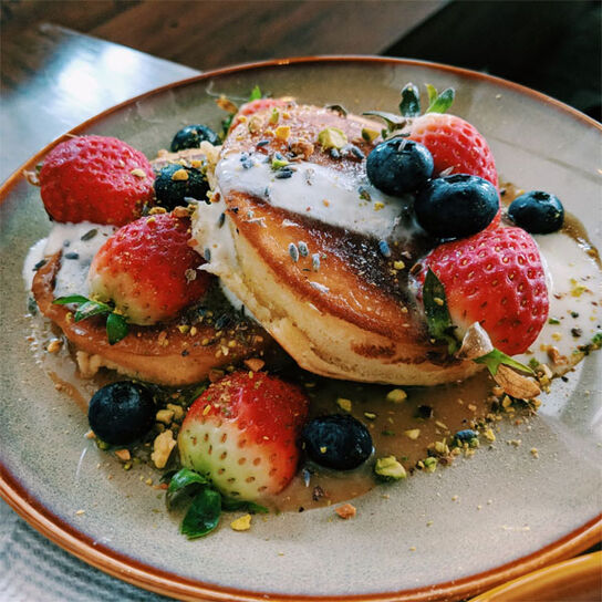 Фото пышные оладьи на дрожжах и молоке: пошаговый рецепт