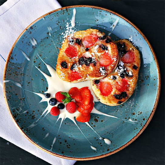 Фото вкусные пышные оладьи на сухих дрожжах и молоке