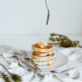 Фото пышные оладьи на кефире без яиц на завтрак за 15 минут