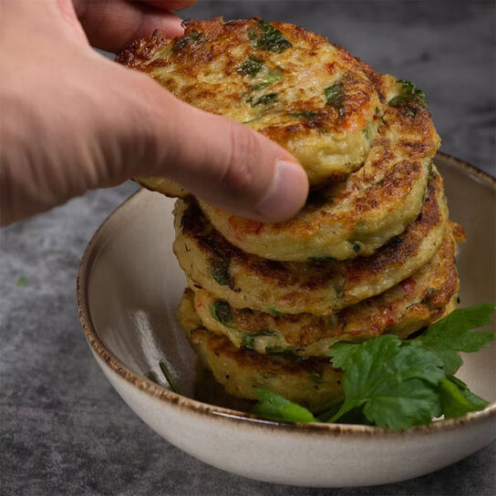 Фото пышные оладьи с зеленым луком на кефире с яйцом