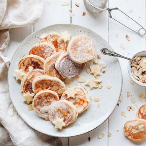 Фото оладий с яблоками на кефире и яйцах: быстро и вкусно