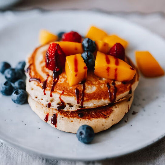 Фото пышных оладий на дрожжах и кефире в домашних условиях