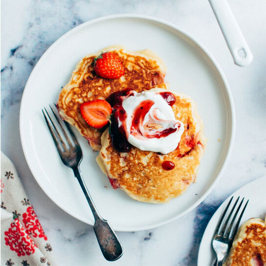 Фото вкусных и пышных оладий на кислом молоке и соде - легкий способ приготовить вкусный завтрак