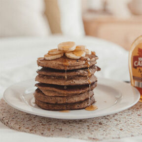 Фото шоколадных оладий на кефире с бананом (с какао)