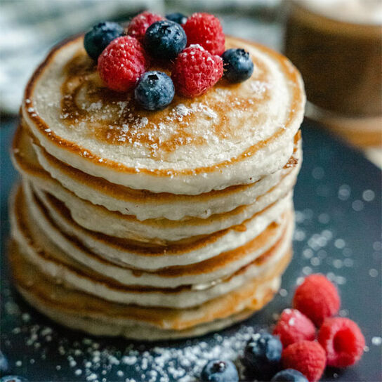 Фото пышных и вкусных оладушек на молоке с яйцами: быстрый и вкусный перекус