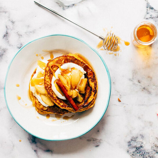 Фото как приготовить Диетические Панкейки из Овсяных Хлопьев с Яблоками на сковороде