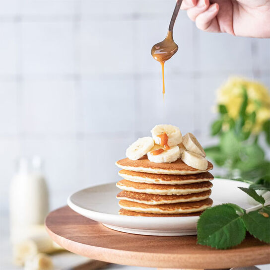 Фото как просто и быстро приготовить Классические домашние и пышные банановые панкейки на молоке с бананом: домашний рецепт на сковороде